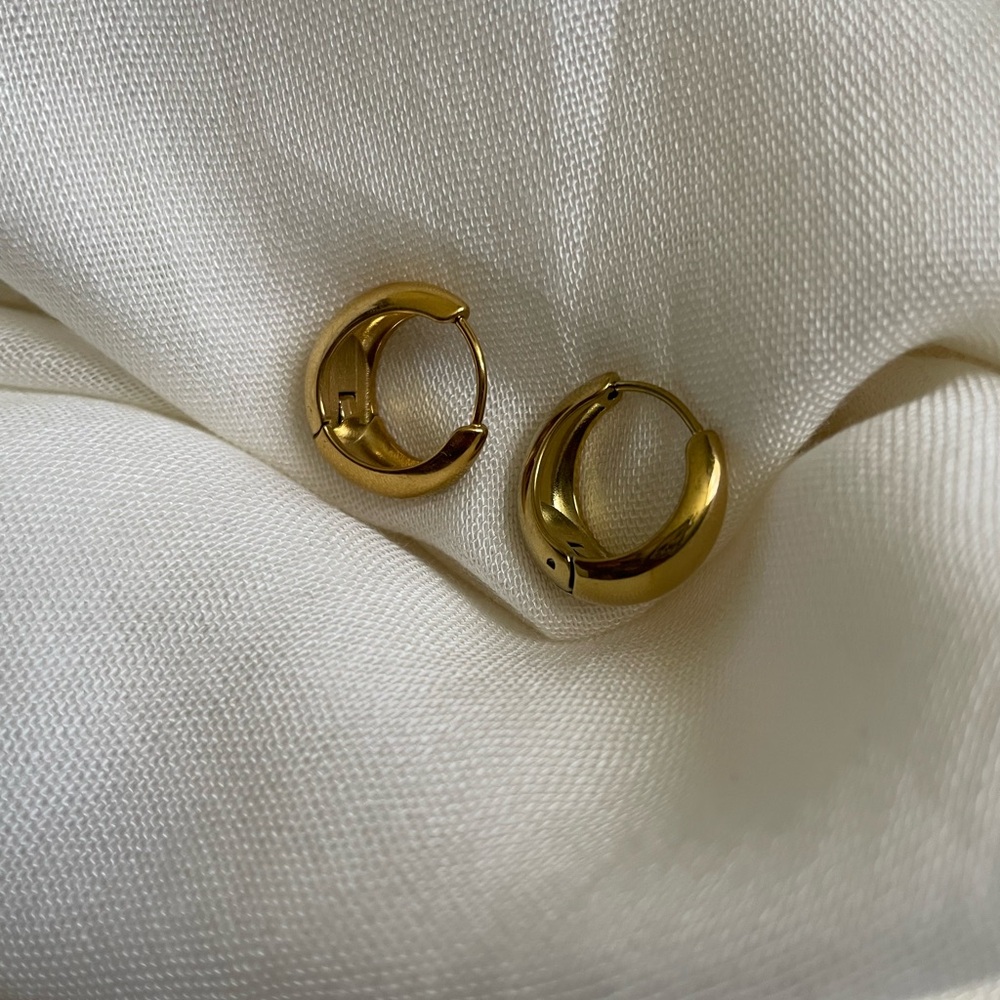 18K Gold-Plated Huggie Hoop Earrings - Picture 5 of 7